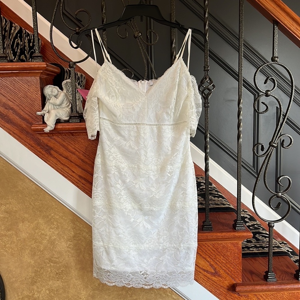 Guess White/Cream Lace Sweetheart Neckline Small Lace Off Shoulder Sleeve Size M